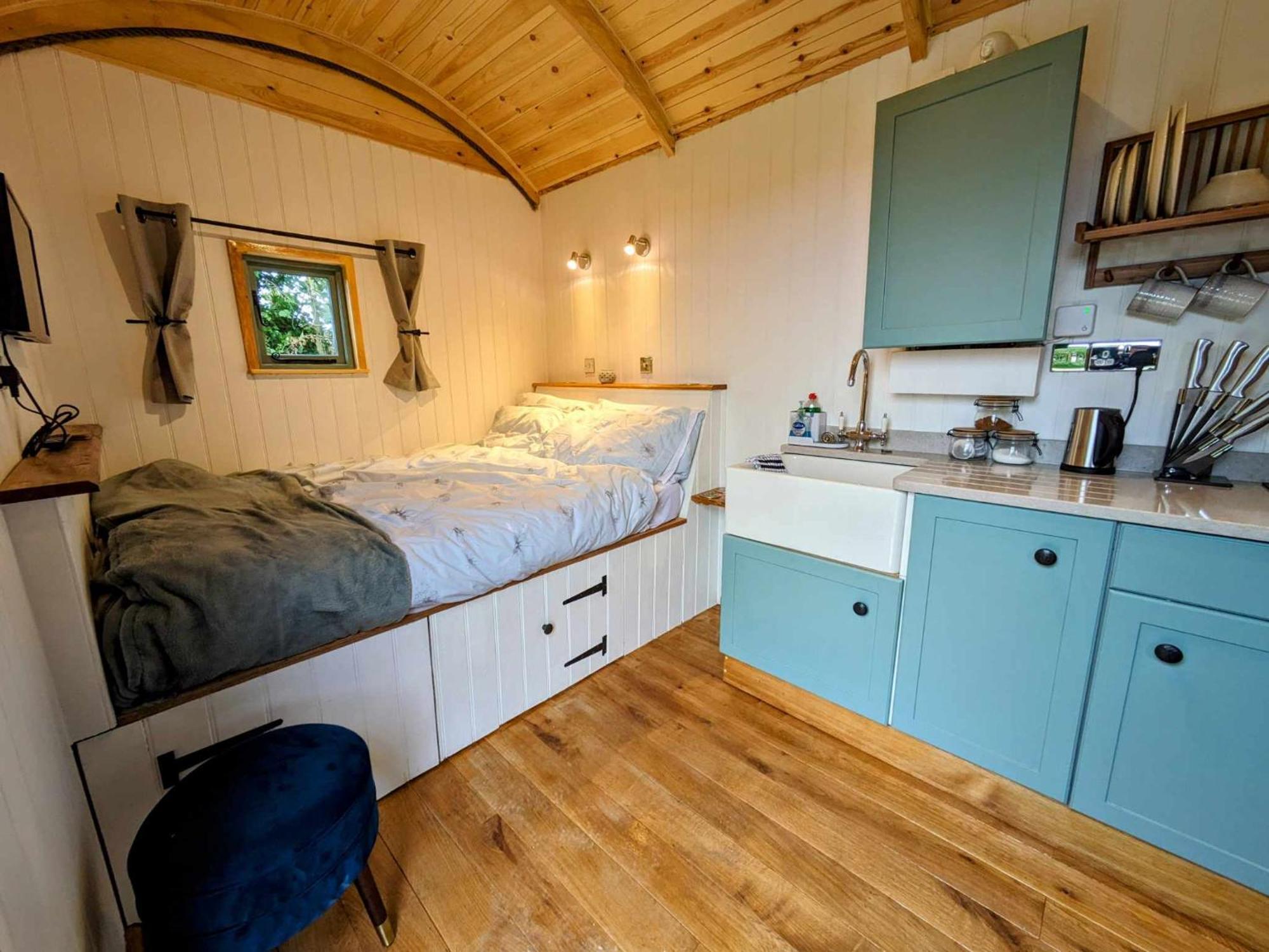 Romantic Nature Retreat, Luxury Glamping & Stargazing Views - Dragonfly Shepherd Hut Yarpole Exterior foto