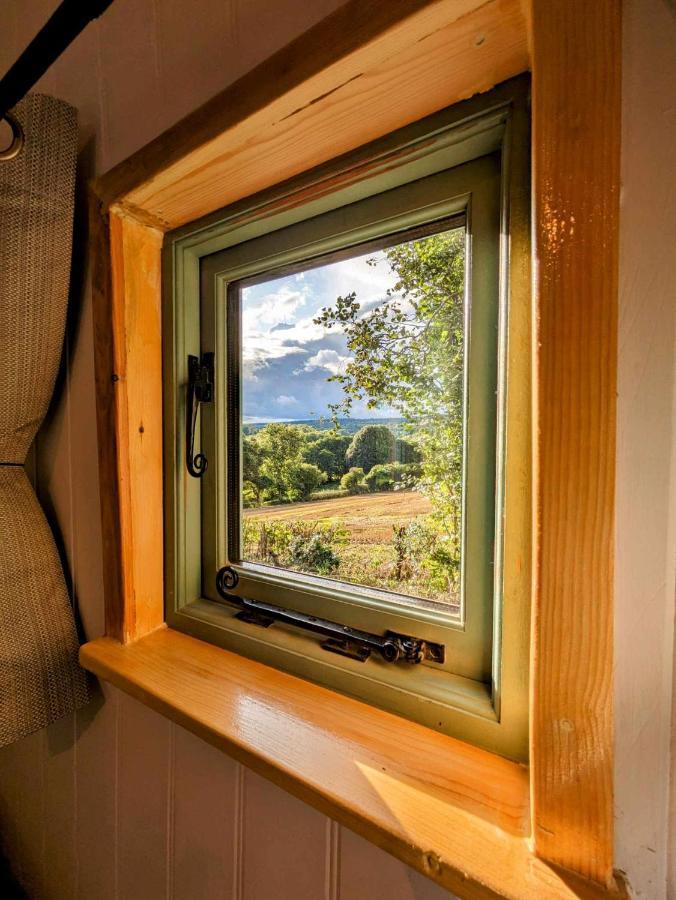 Romantic Nature Retreat, Luxury Glamping & Stargazing Views - Dragonfly Shepherd Hut Yarpole Exterior foto