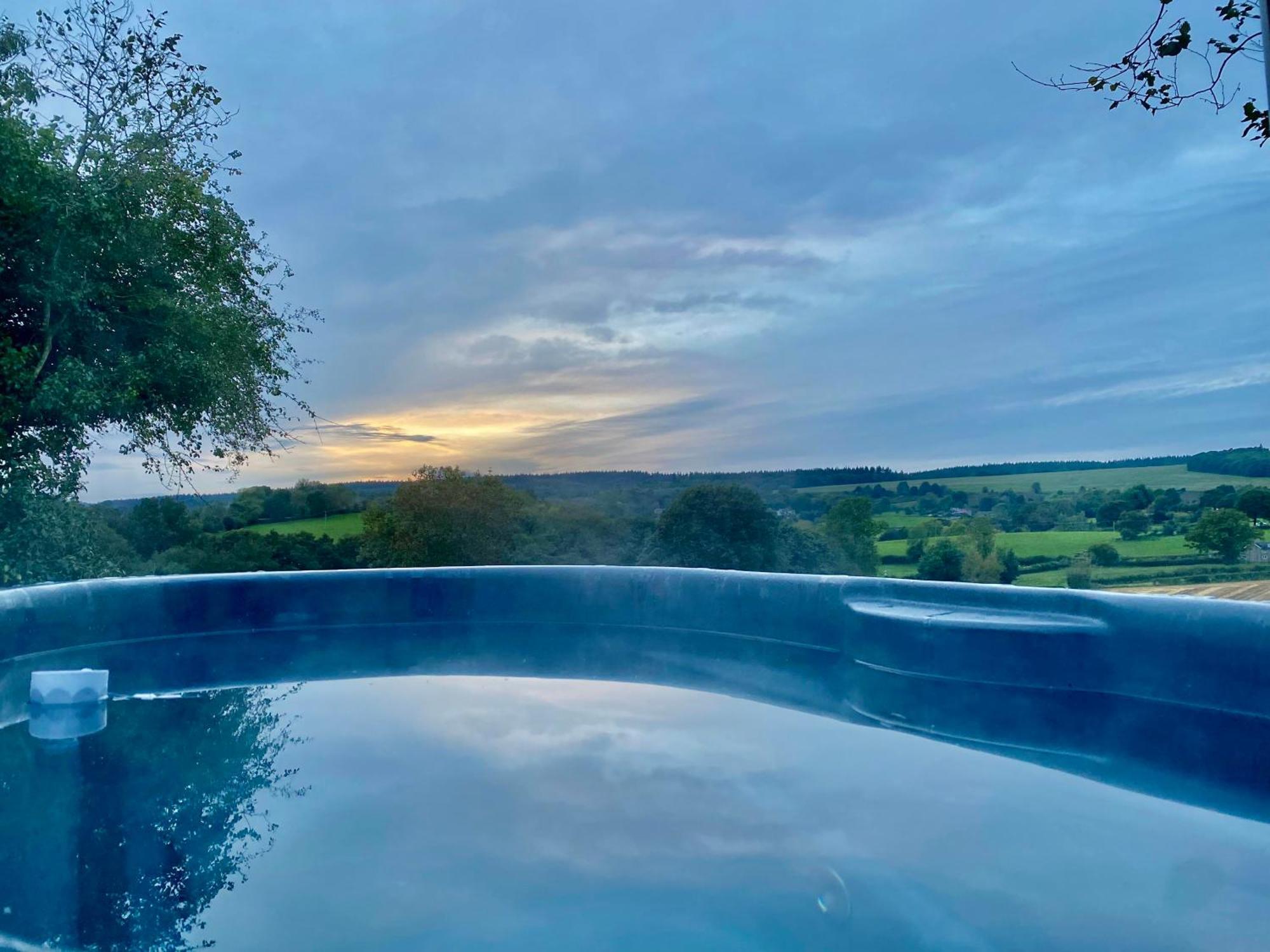 Romantic Nature Retreat, Luxury Glamping & Stargazing Views - Dragonfly Shepherd Hut Yarpole Exterior foto
