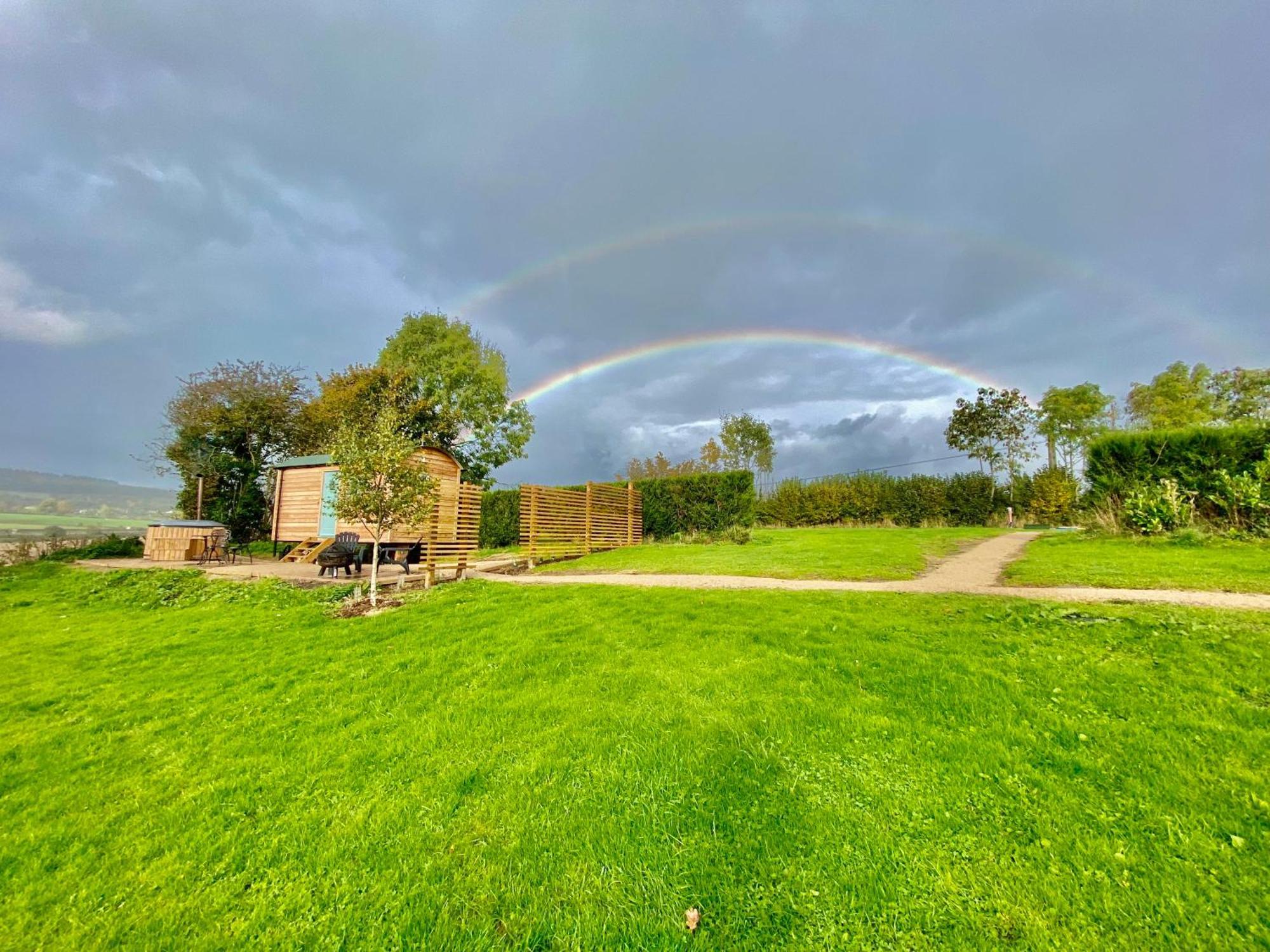 Romantic Nature Retreat, Luxury Glamping & Stargazing Views - Dragonfly Shepherd Hut Yarpole Exterior foto