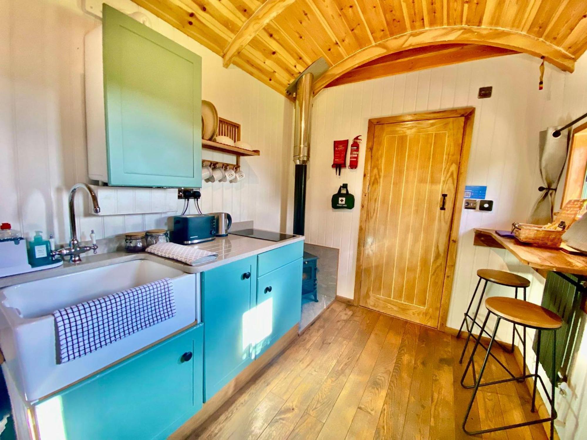 Romantic Nature Retreat, Luxury Glamping & Stargazing Views - Dragonfly Shepherd Hut Yarpole Exterior foto